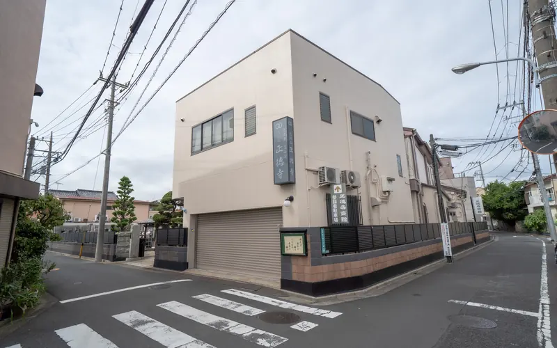 正徳寺会館の建物の外観（交差点側）