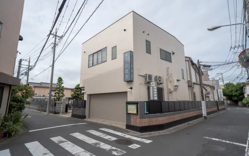 正徳寺会館の建物の外観(交差点側)