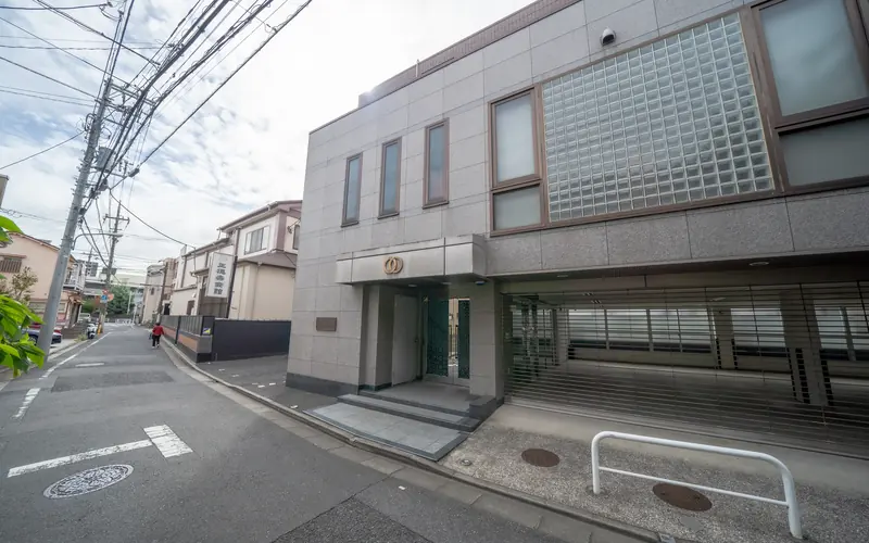正徳寺会館の会館の外観(道路側)