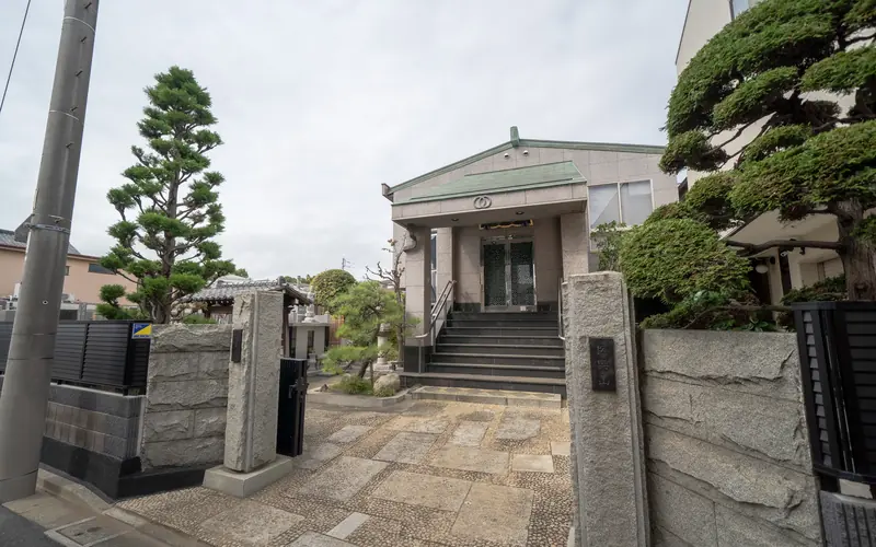 正徳寺会館の境内の入口と本堂