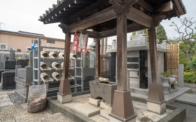 正徳寺会館の墓地の水屋（手前）