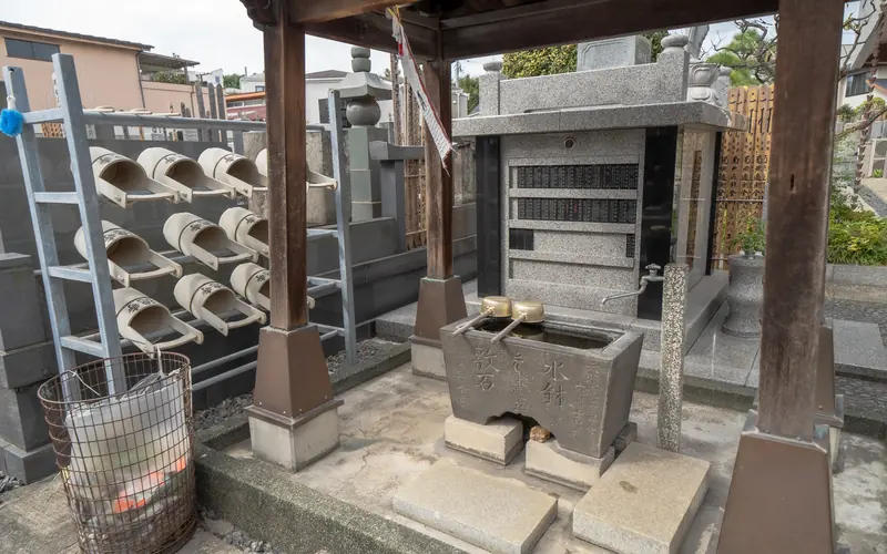 正徳寺会館の墓地の水屋(寄り)
