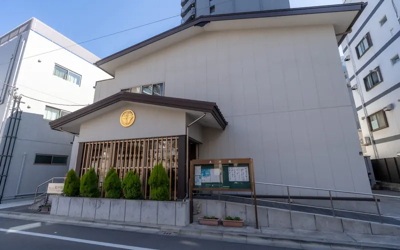 真行院の建物の外観(道路側)