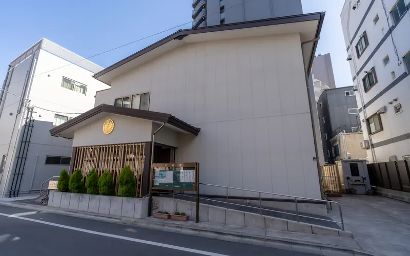 真行院の建物の外観（道路側）