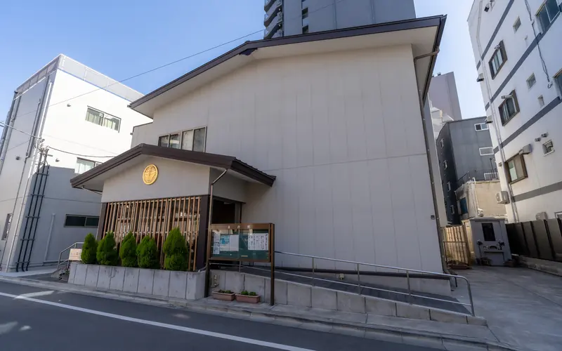 真行院の建物の外観(道路側)