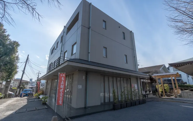 明治寺 百観音沙羅会館の会館の外観（側面から）