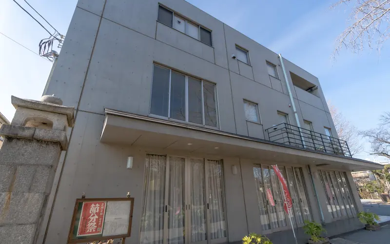 明治寺 百観音沙羅会館の会館の外観(正面寄り)