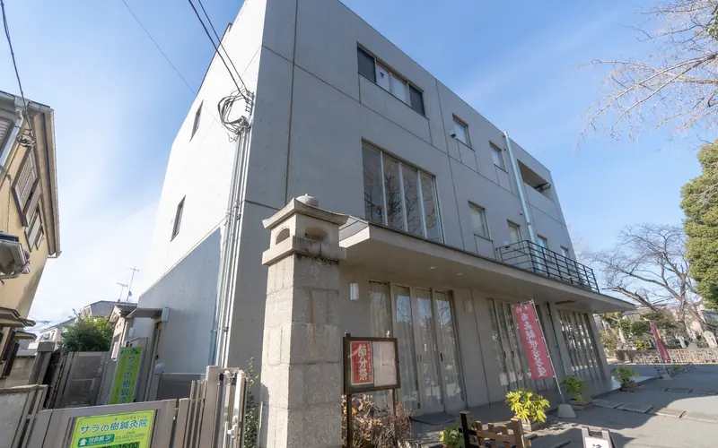 明治寺 百観音沙羅会館の会館の外観(斜め右から)