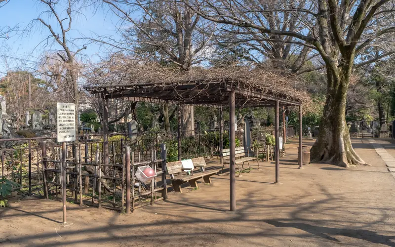 明治寺 百観音沙羅会館の境内の休憩所