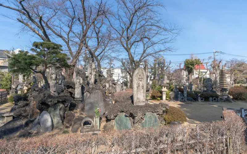 明治寺 百観音沙羅会館の境内の石仏群