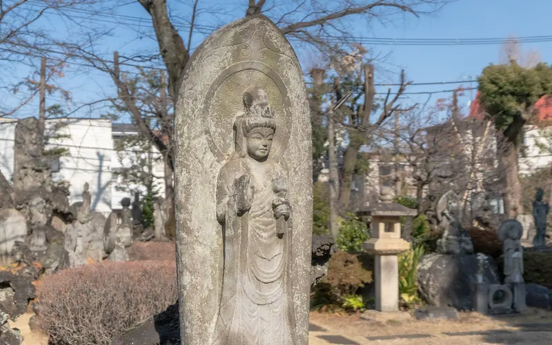 明治寺 百観音沙羅会館の境内の観音像