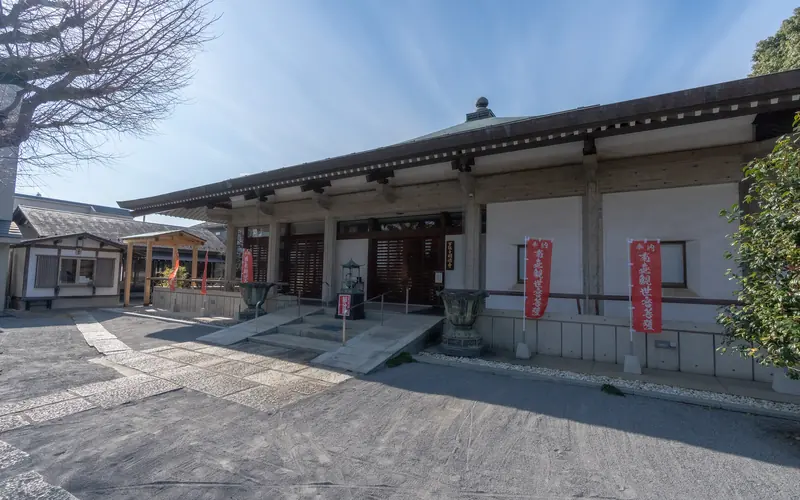 明治寺 百観音沙羅会館の本堂(左側から)