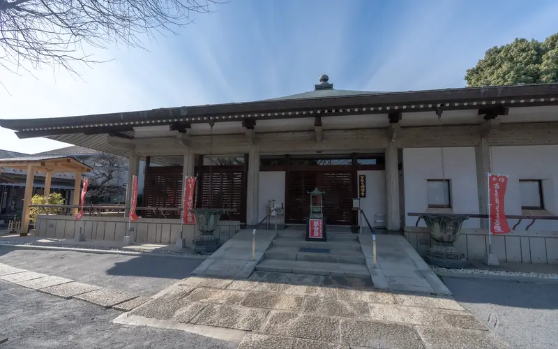 明治寺 百観音沙羅会館の本堂（正面・近景）