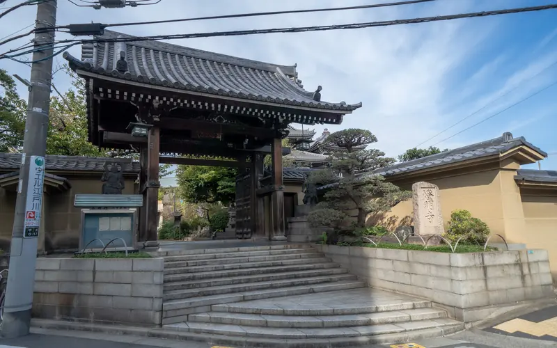 燈明寺(明聖会館)の山門(左斜めから)