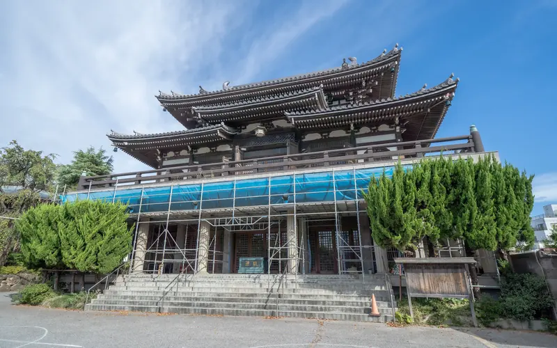 燈明寺(明聖会館)の本堂の外観(正面)