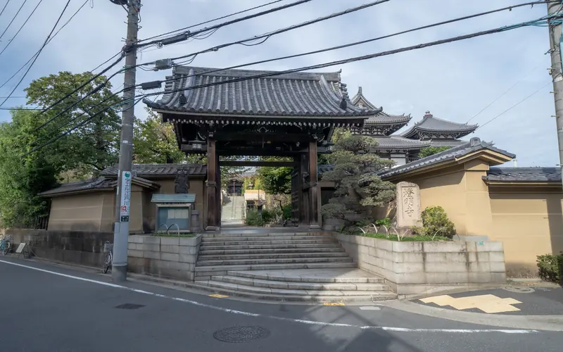 燈明寺(明聖会館)の山門(正面)