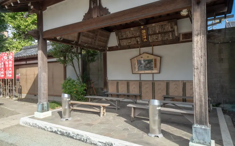 燈明寺(明聖会館)の喫煙所(屋根付き)