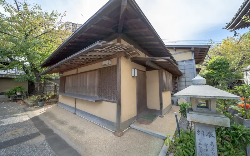 燈明寺(明聖会館)の境内の建物と灯籠