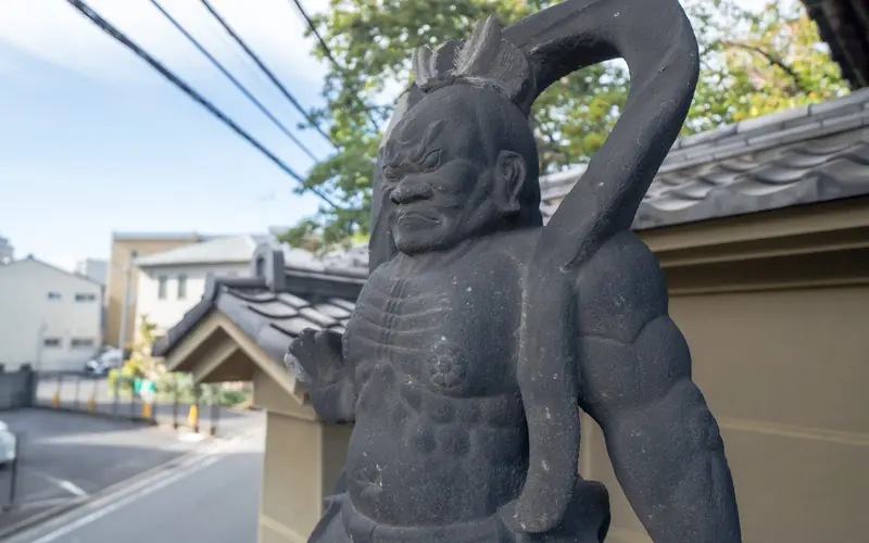 燈明寺(明聖会館)の山門脇の仁王像