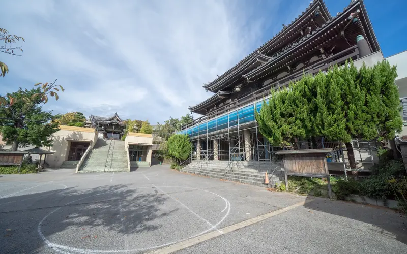 燈明寺(明聖会館)の本堂と前庭(階段側)