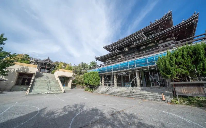 燈明寺(明聖会館)の本堂(左手前から)