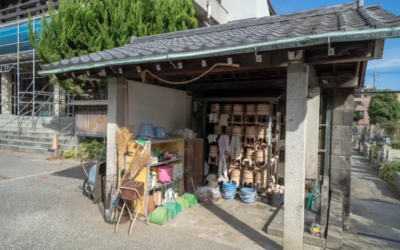 燈明寺(明聖会館)の墓参用具の置場(外観)