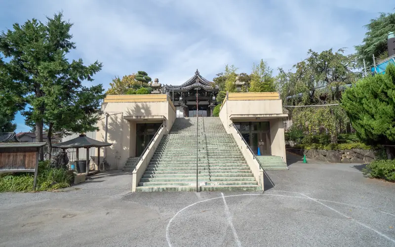 燈明寺(明聖会館)の境内の石段