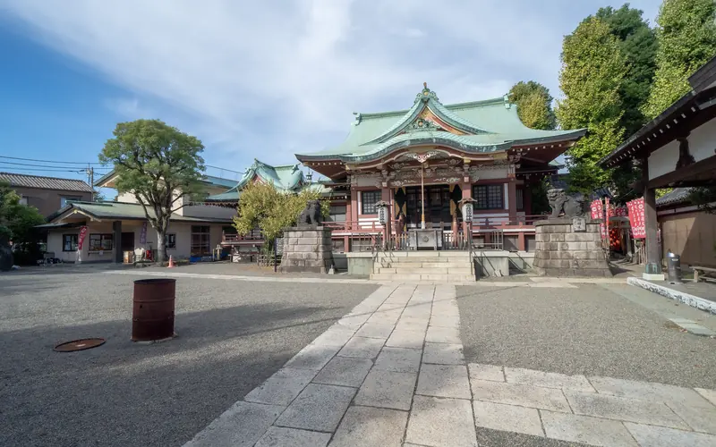 燈明寺(明聖会館)の境内の社殿(参道側)