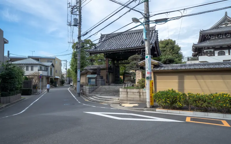 燈明寺(明聖会館)の山門前の道路