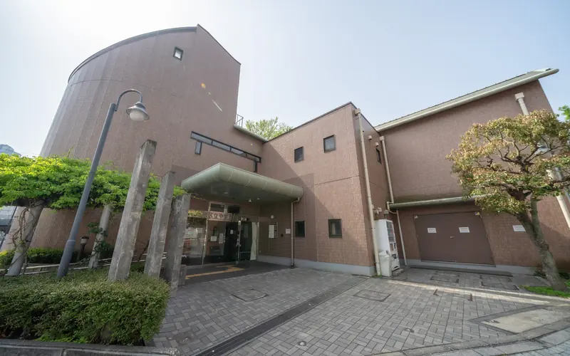 やすらぎ会館の建物の外観(入口側)