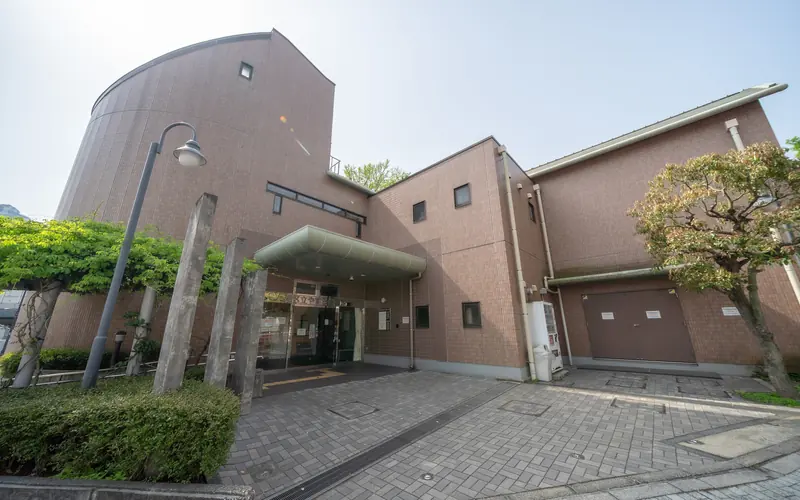 やすらぎ会館の建物の外観(入口側・別カット)