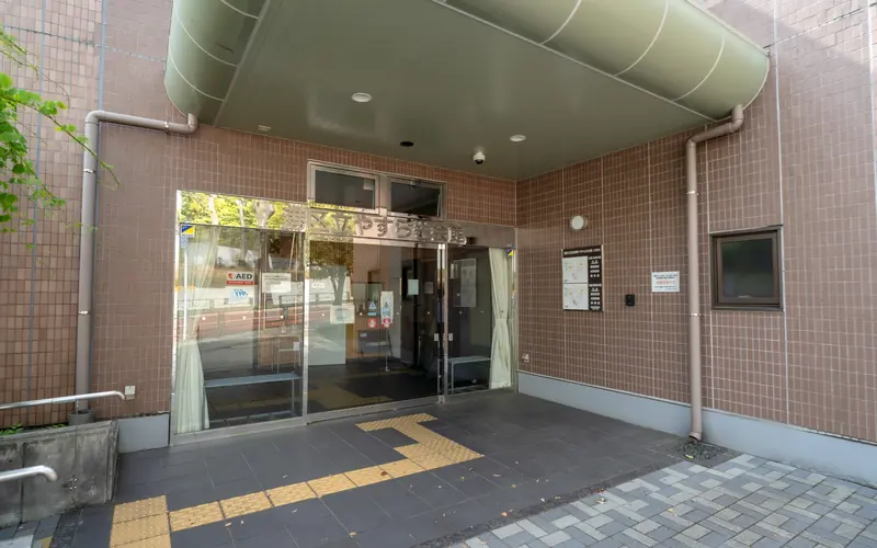 やすらぎ会館の入口の自動ドア(斜め)