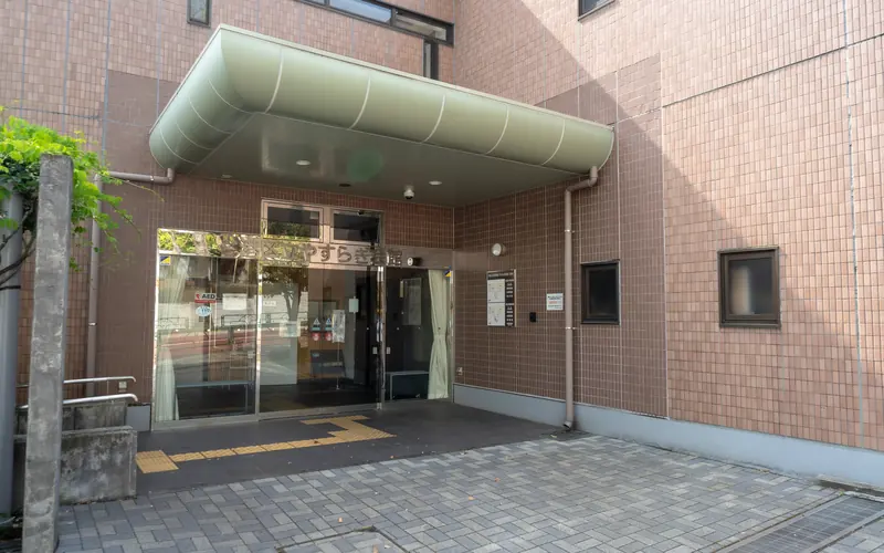 やすらぎ会館の入口の庇と自動ドア