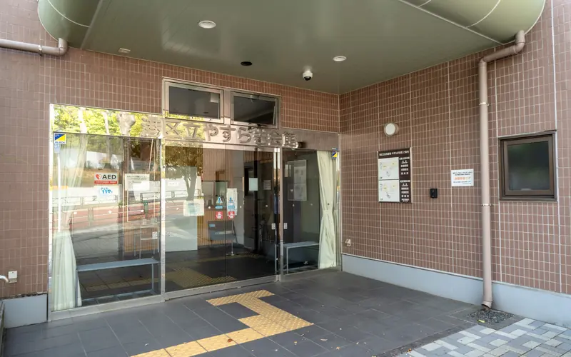 やすらぎ会館の入口の自動ドア（正面）