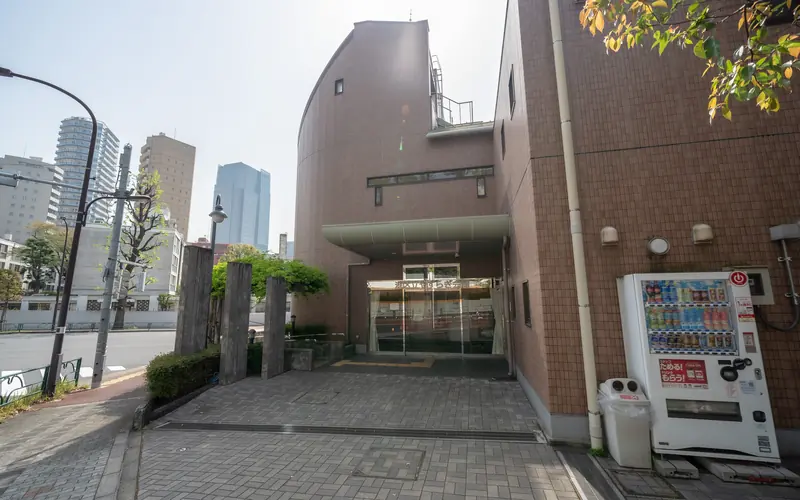 やすらぎ会館の入口付近と自動販売機