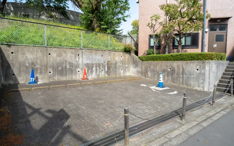 やすらぎ会館の駐車場（コーン付近）