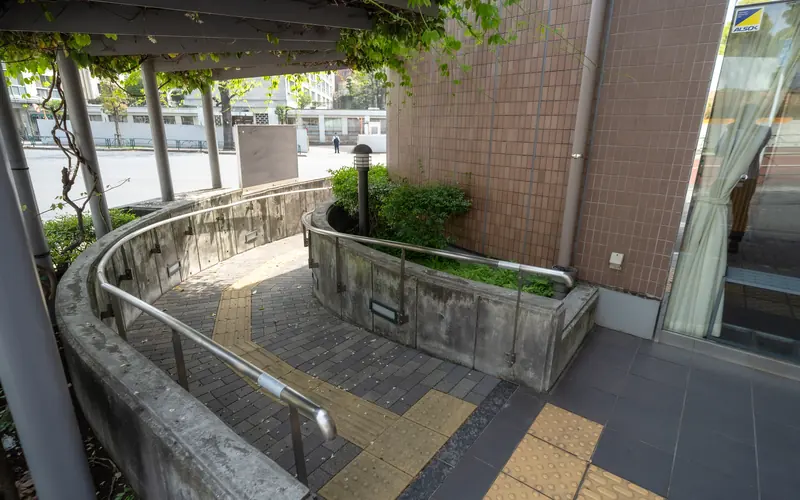 やすらぎ会館の入口脇のスロープ