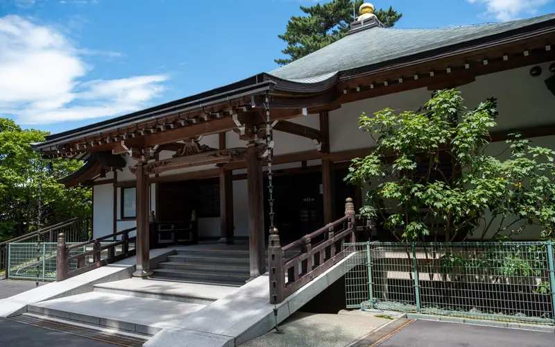 密蔵院 松雲閣の入口とスロープ