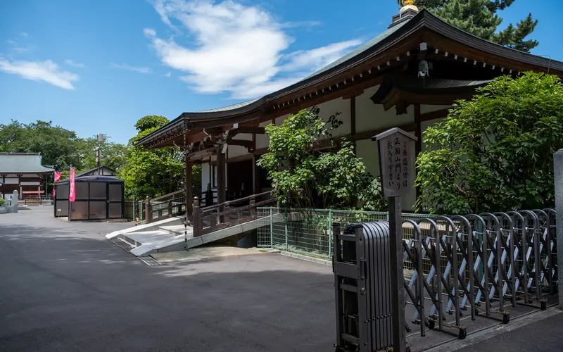 密蔵院 松雲閣の建物わきの敷地