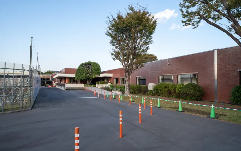 瑞江葬儀所の建物の外観(敷地内道路から)