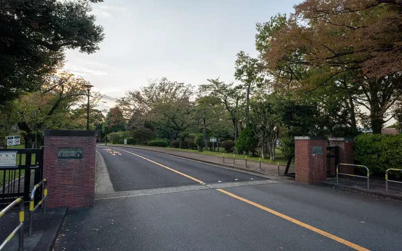 瑞江葬儀所の敷地入口の門と道路