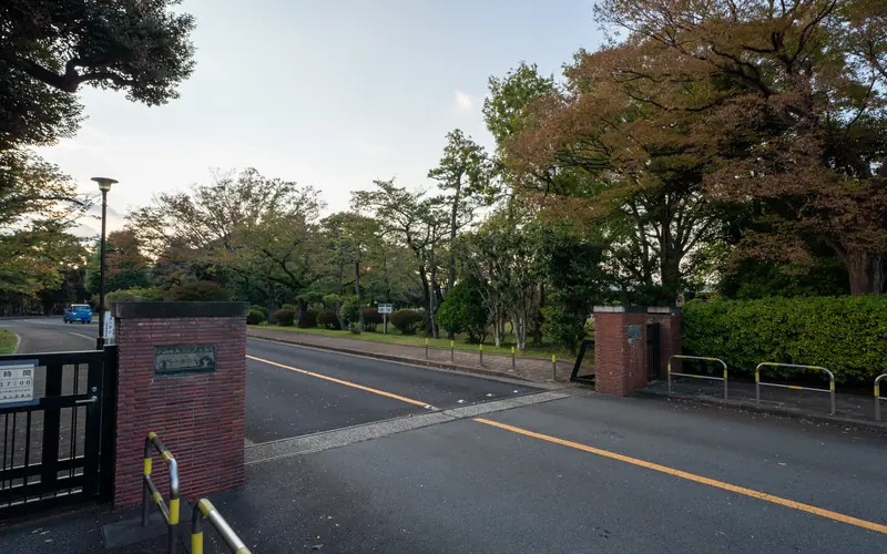 瑞江葬儀所の敷地入口の門と道路(別角度)