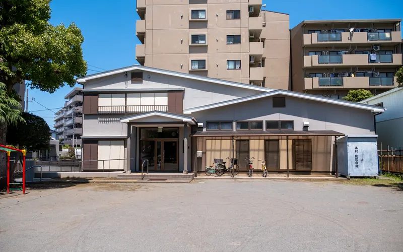 本村会館の建物の外観（広場側から）
