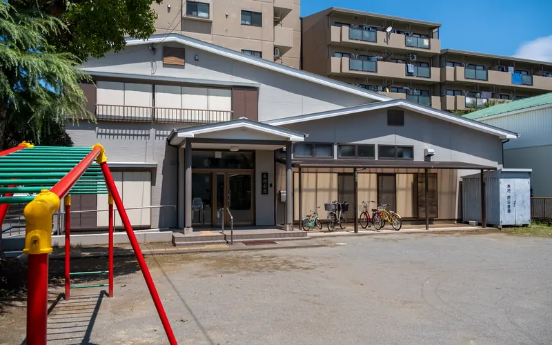 本村会館の建物の外観(遊具越し)