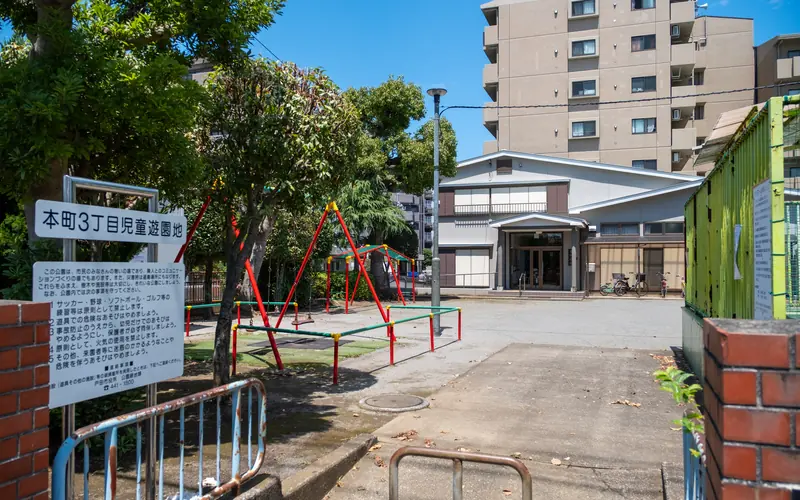 本村会館の児童遊園側から見た建物