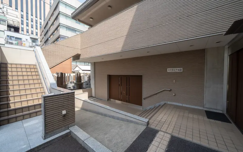 宗光寺三千会館の入口の扉と館名サイン