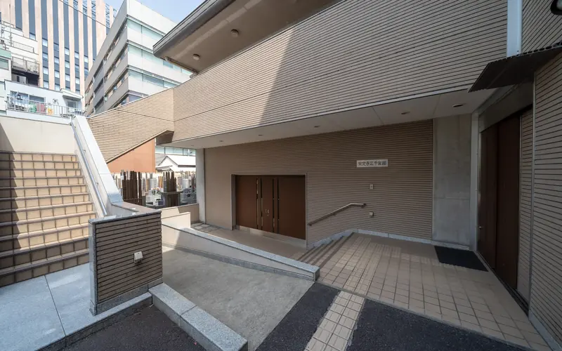 宗光寺三千会館の入口の扉と館名サイン