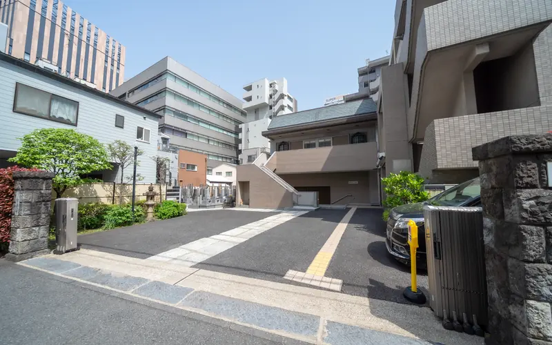宗光寺三千会館の敷地入口の駐車スペース