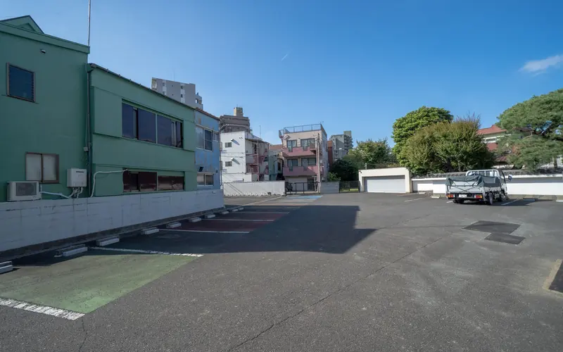 妙源寺正覚会館の駐車場（全景）