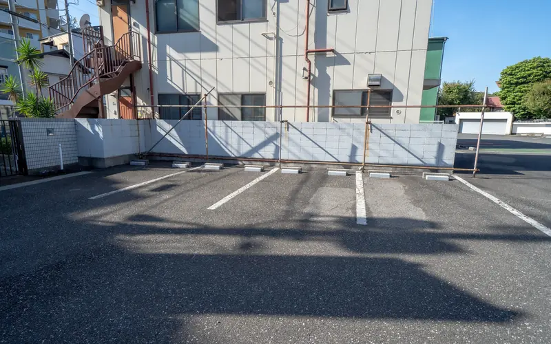 妙源寺正覚会館の駐車場（建物脇）